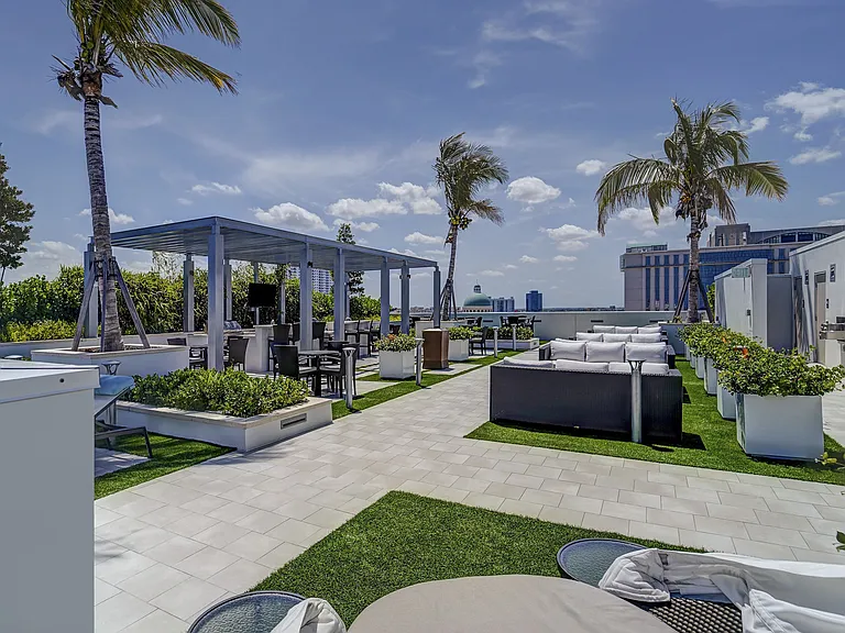 Oversea At Flagler Banyan Square — Photo 20
