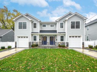 13 Dunes Ln #A, Port Washington, NY 11050