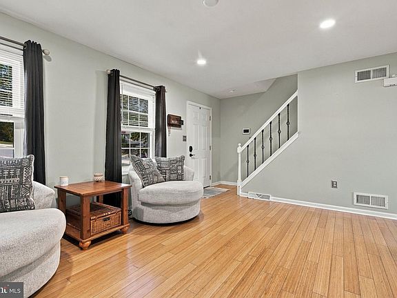5th image of 130 Robin Hill Cir