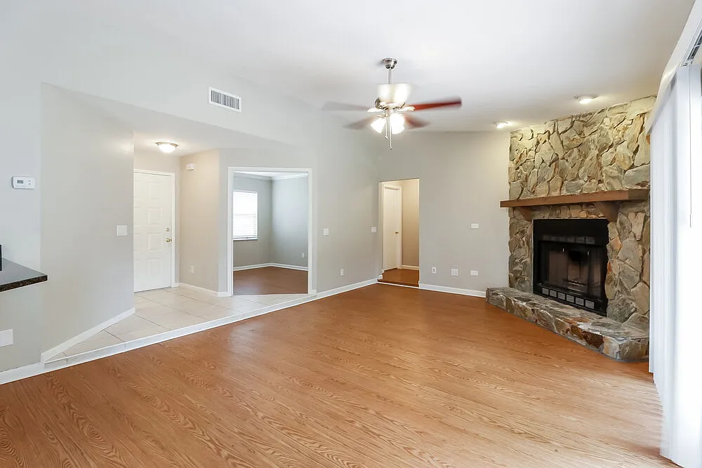 3 bed, 2.0 bath, 1470 sqft, $2,095 — Photo 3