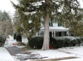 22 Summit St, Le Roy, NY 14482
