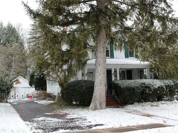 22 Summit St, Le Roy, NY 14482