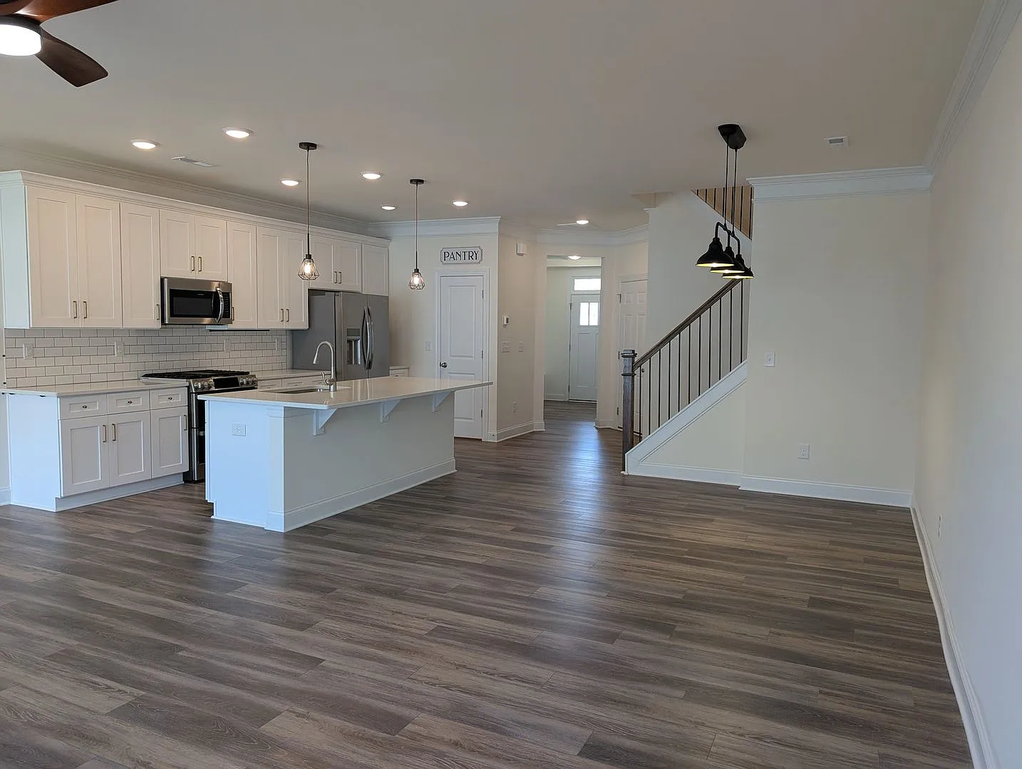 Beautiful 3 Bedroom, 2.5 Bathroom Townhome in Harrisburg Village. Don't Miss Out! — Photo 2