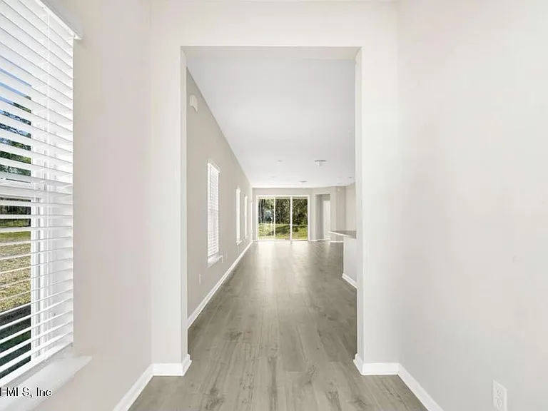 356 Bermudez Way — Photo 2