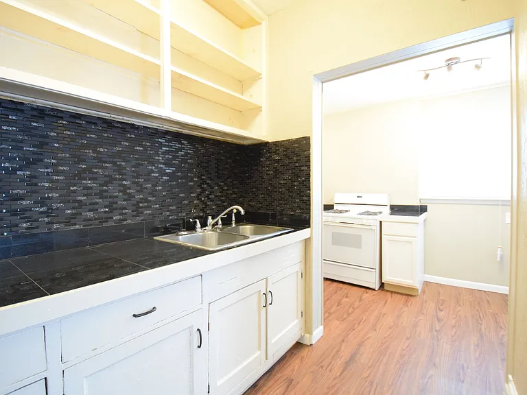 322 E Walnut St — Photo 12