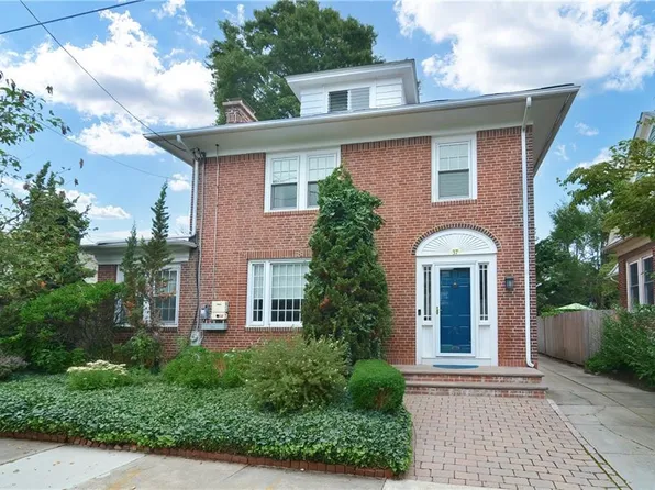37 Elmway St, Providence, RI 02906