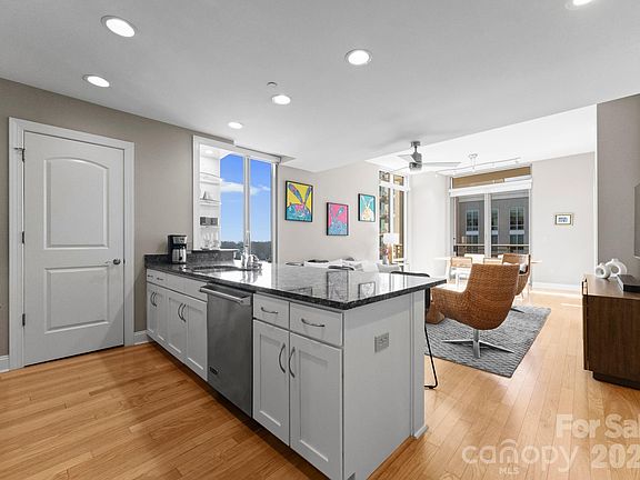 5th image of 701 Royal Ct #1004