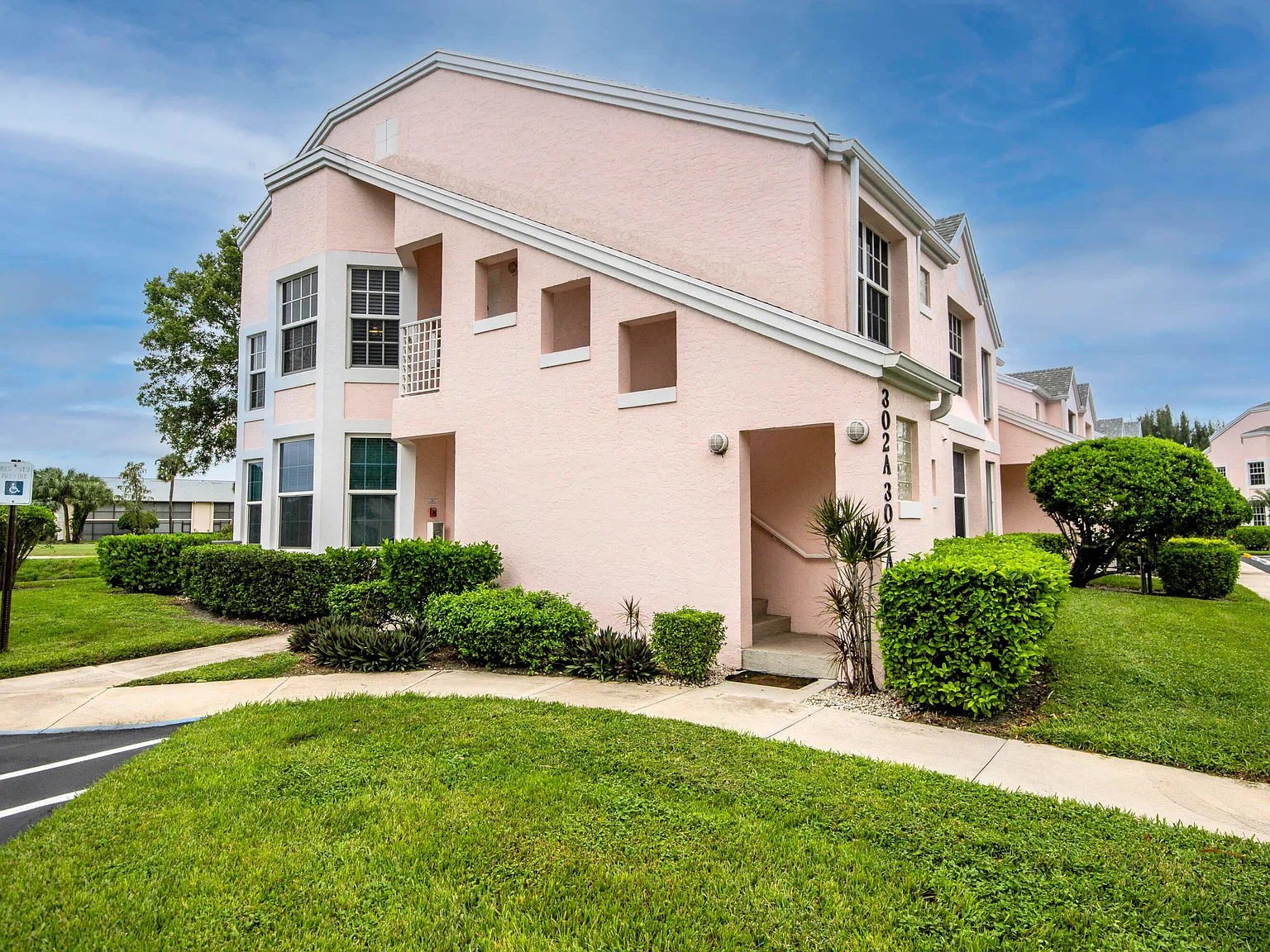 3 bed, 2.0 bath, 1310 sqft, $3,250 — Photo 2