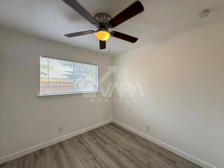 2706 Lakebriar St — Photo 11