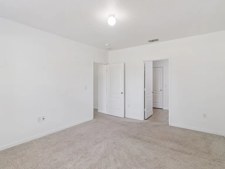 4257 Roberta Dr — Photo 12