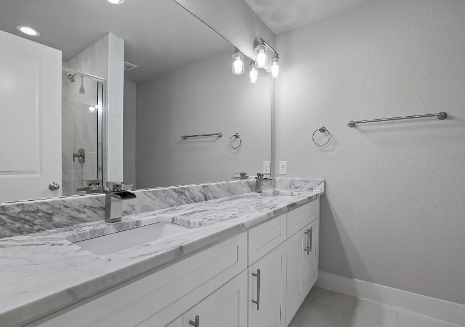 Room in 4 Bedroom Home at Harding St — Photo 2