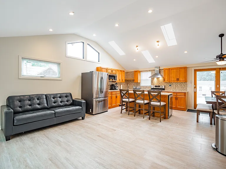 17 Canoe Place Rd — Photo 5