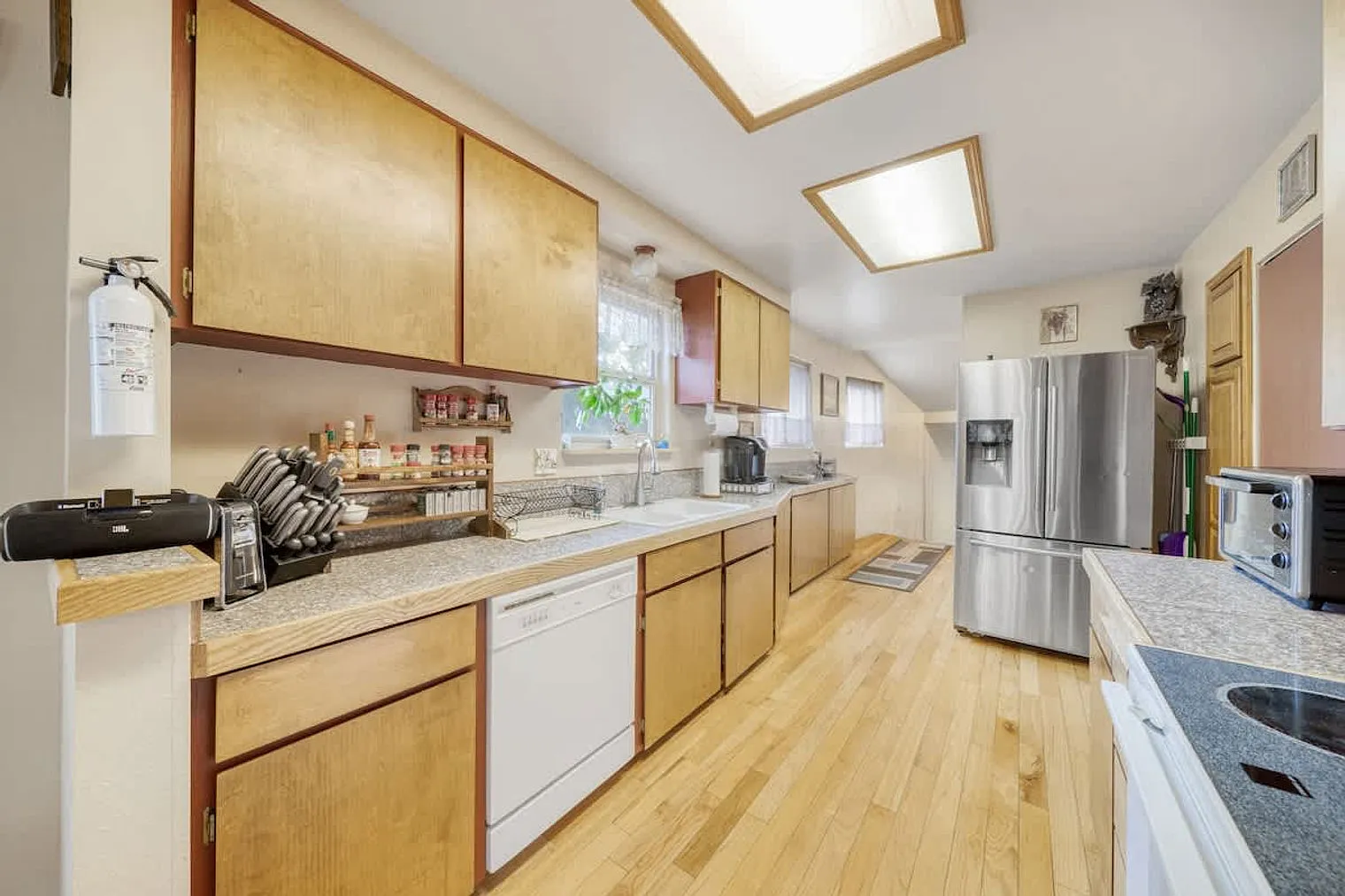 3 bed, 1.0 bath, 1291 sqft, $4,466 — Photo 3