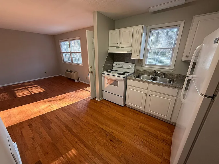 Adorable 1 Bed 1 Bath Apartment with hardwood floors! Washer/Dryer included! — Photo 35