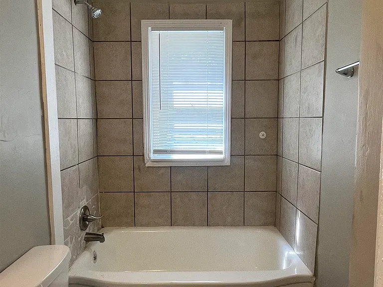 4011 N Victor Dr — Photo 9