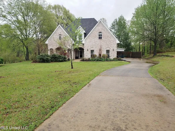 460 Blue Lake Dr, Lake Cormorant, MS 38641