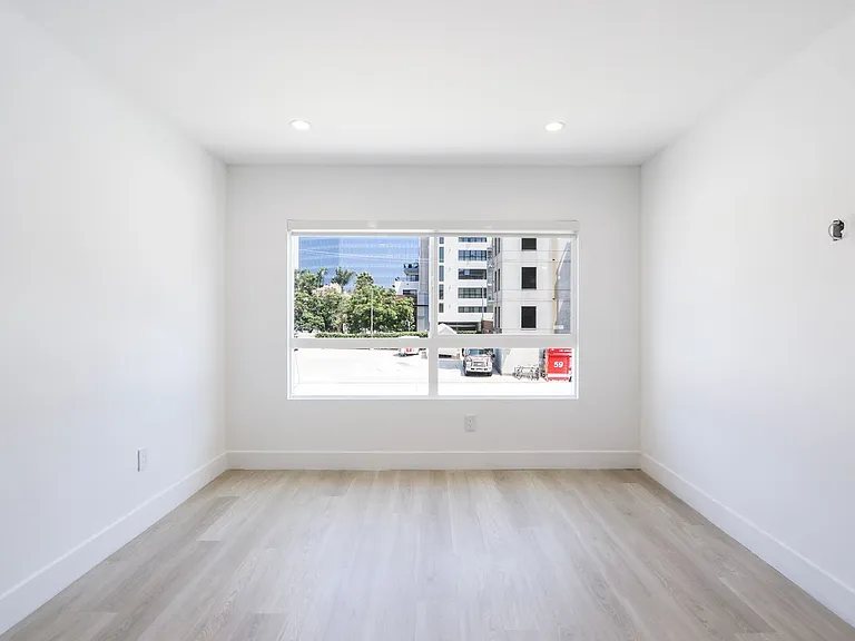 2136 Colby Ave — Photo 8