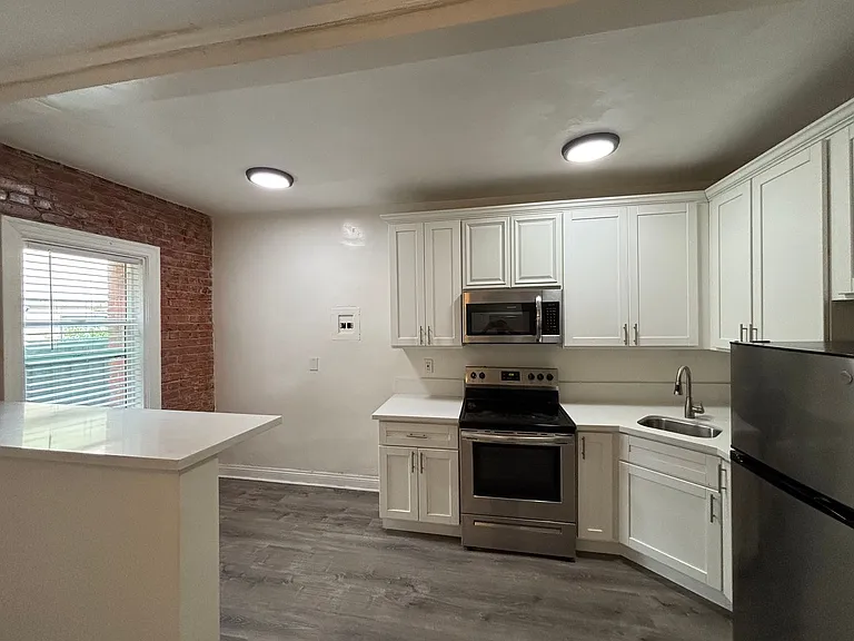 301 S. Kenmore — Photo 13