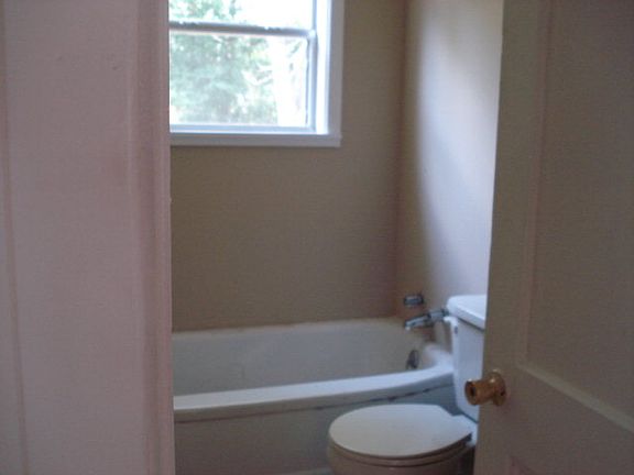 4th image of 1102 Louisiana St