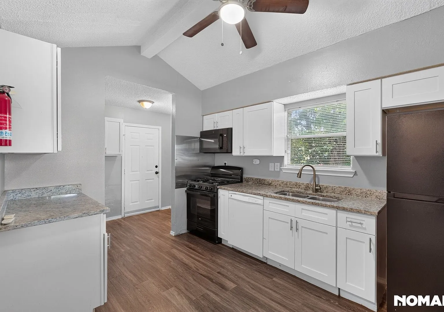 Charming 2BR House in San Antonio — Photo 3