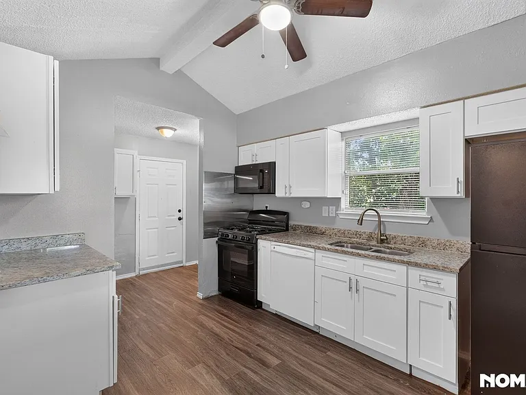 2206 Colima St — Photo 6
