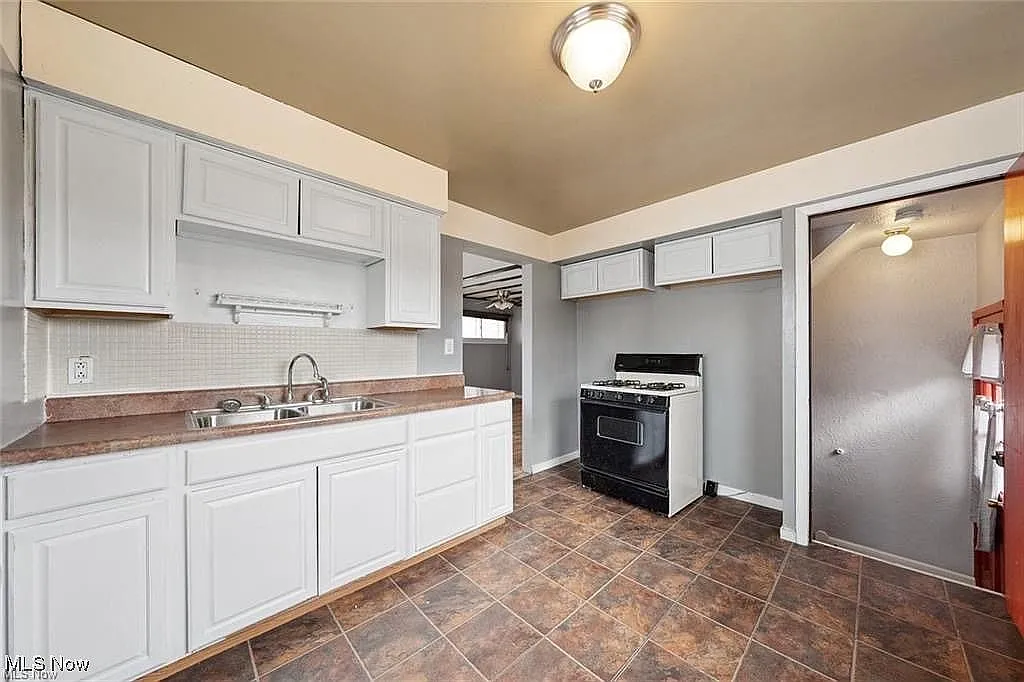 4 bed, 1.5 bath, 2062 sqft, $1,700 — Photo 3