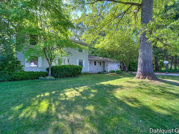 4th image of 1086 Greenbriar Dr