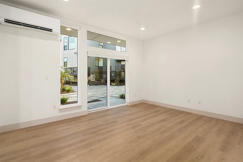 4th image of 3003 S Dakota Street