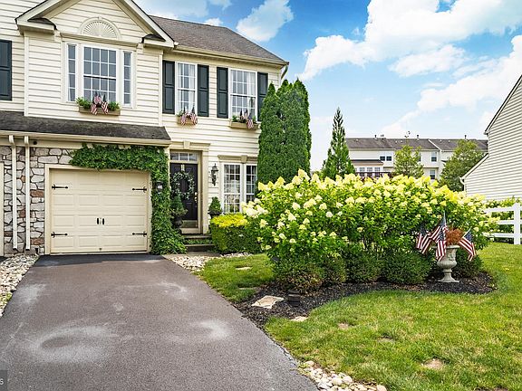 3rd image of 61 N Savanna Dr