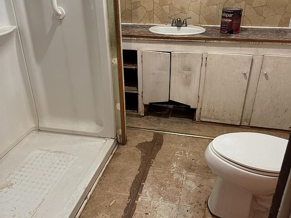 5th image of 633 Reeves Ave
