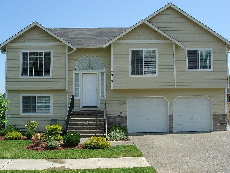 Beautiful 5 bedroom home in Gated Community!