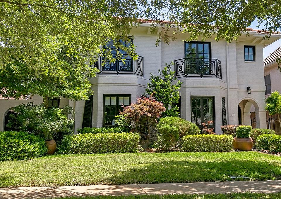 1st image of 1215 Belle Pl