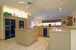 Large Kitchen w/ Island