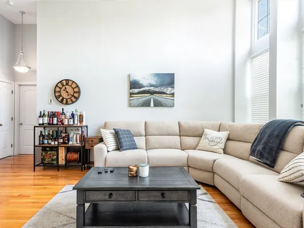 743 E 4th St APT 204, Boston, MA 02127