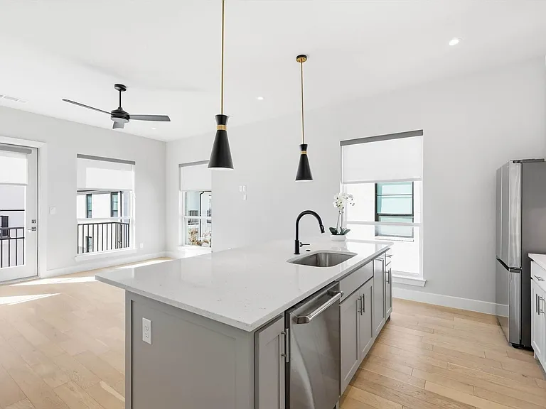 129 Garden Ct E — Photo 17