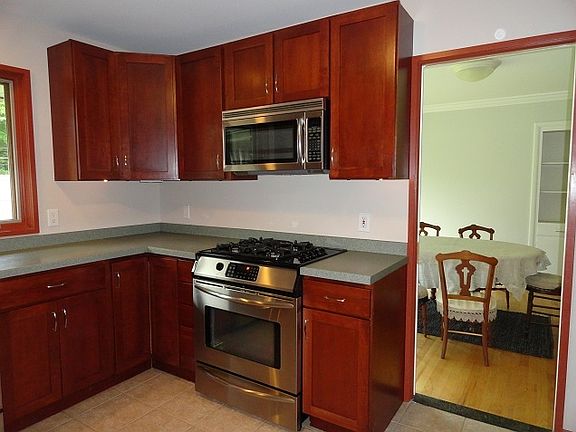 4th image of 185 Marion Ave
