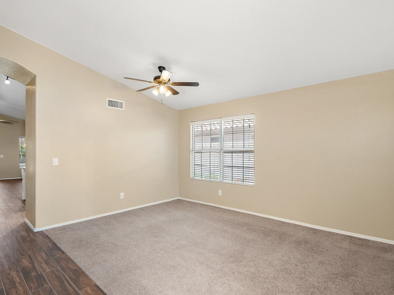 4 bed, 1968 sqft, $2,500 — Photo 2
