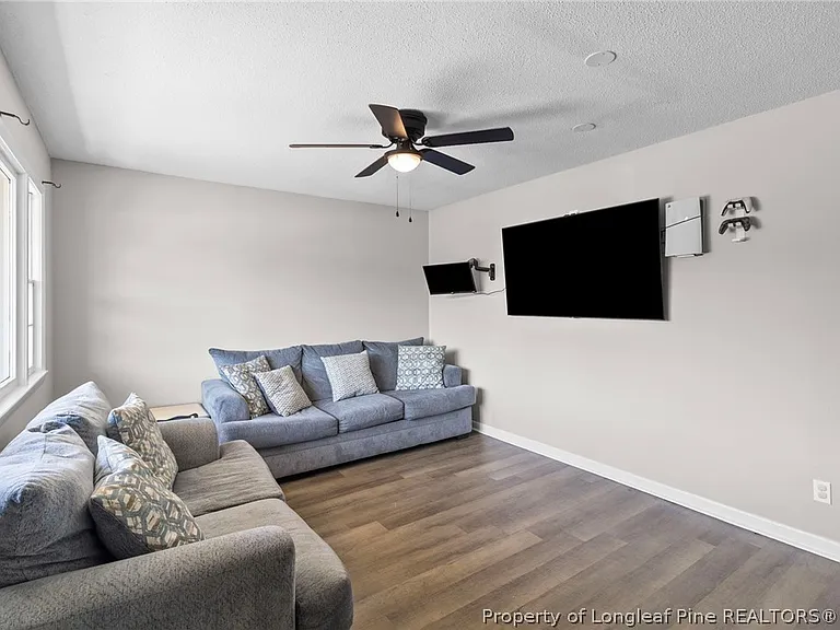 672 Walker St — Photo 4