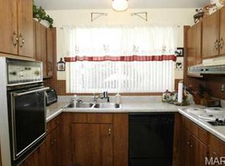 1445 Stallion Dr, Florissant, MO 63033