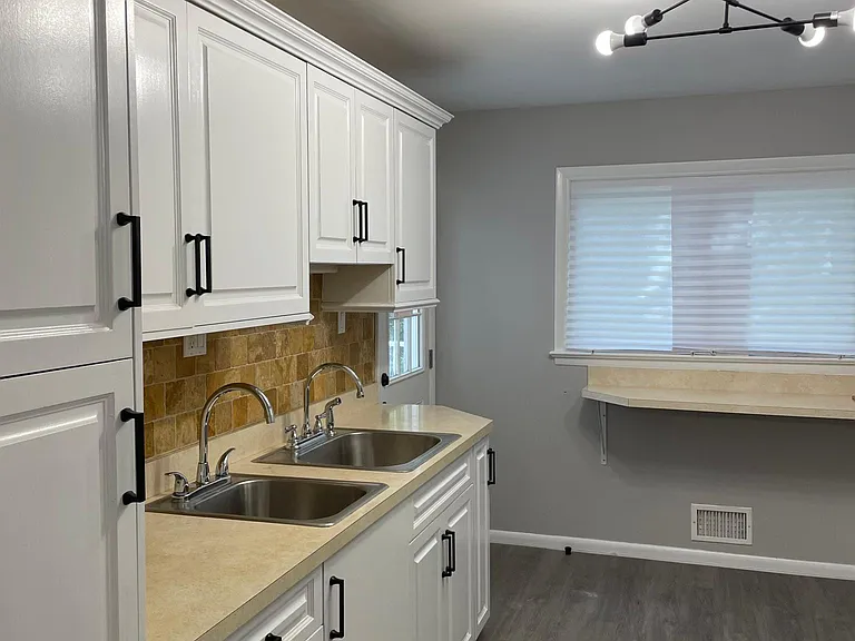 7 Castle Dr — Photo 3