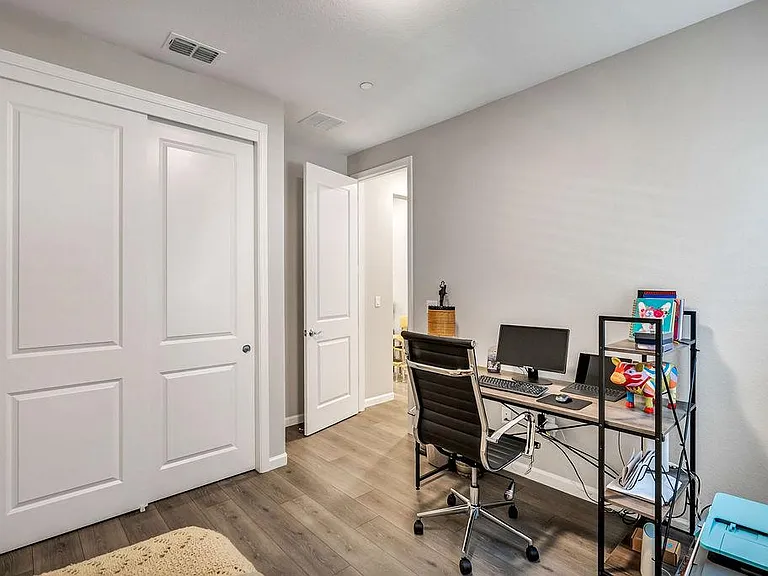 327 Pear Tree Ter #B — Photo 15