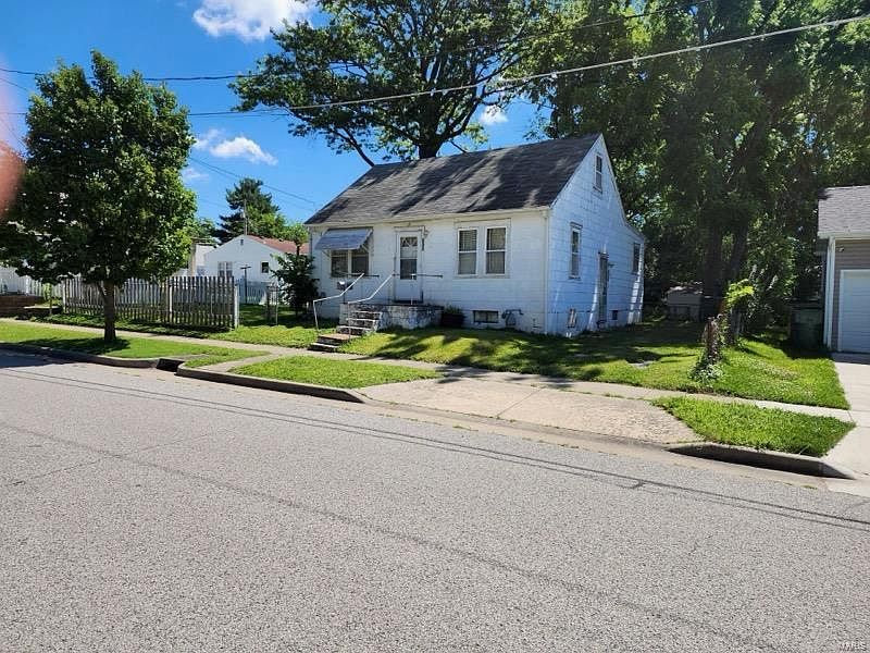 2nd image of 410 S Oak St