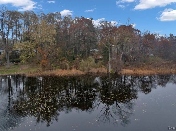 988 Walnut St, Lake Orion, MI 48362