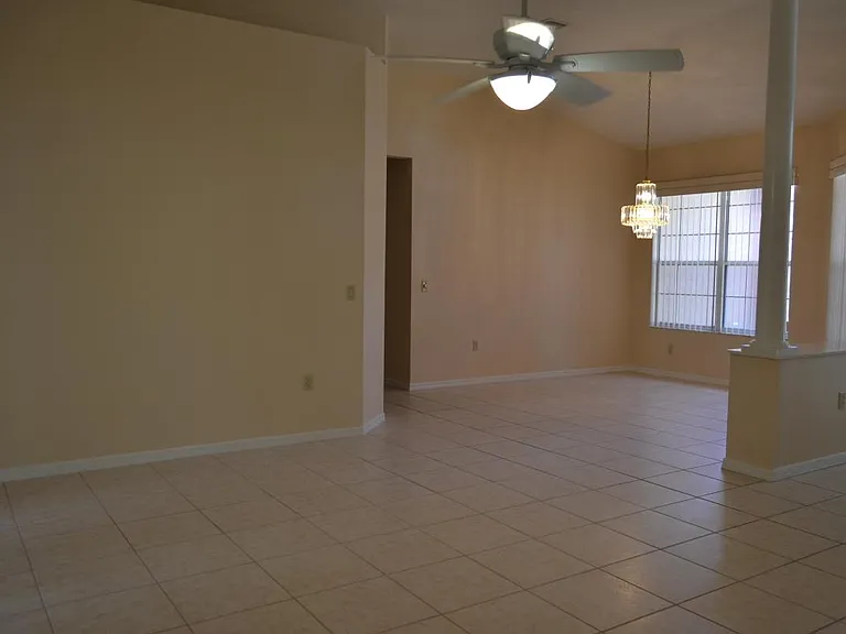 318 W Hillmoor Ln — Photo 5
