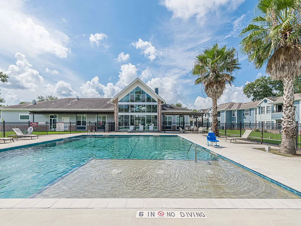 Lakecrest Village