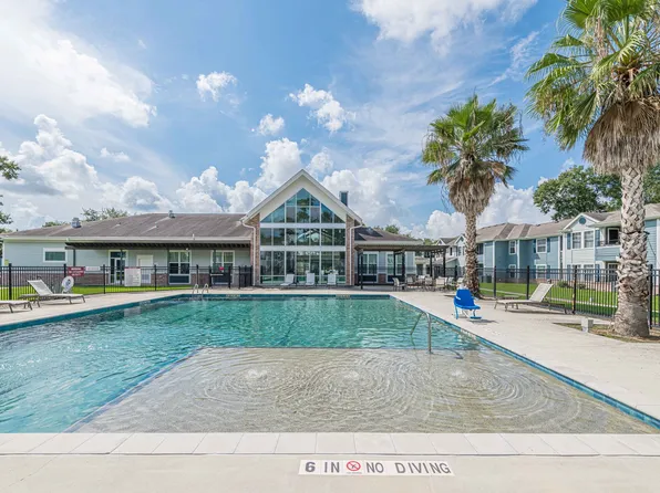 Lakecrest Village