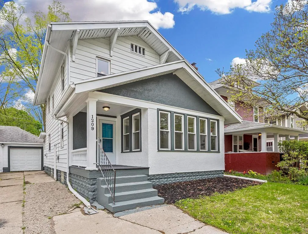 1209 W Shiawassee St photo 1