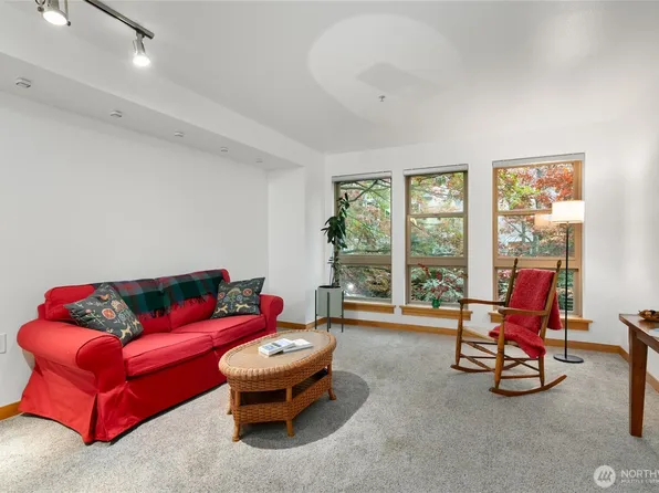 827 Hiawatha Place S #212, Seattle, WA 98144