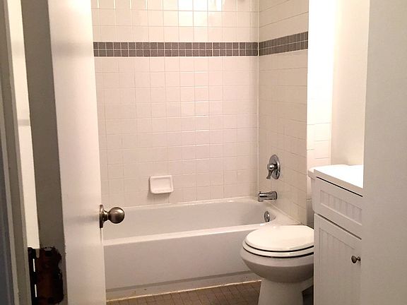 3rd image of 472 Carlton Ave #3