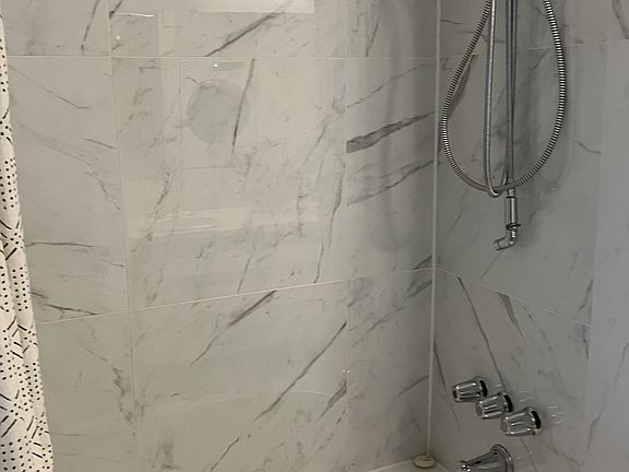 Bathtub in main bathroom